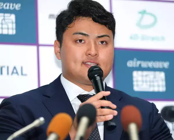 佐々木麟太郎、マーリンズ入団表明「新たな道の開拓が使命宿命」「失敗したかしなかったか、ではなく、挑戦したかしなかったかを選ぶ人生に」決断理由を説明…ソフトバンクへの感謝で涙も