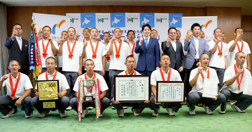 【高校野球】夏の甲子園出場の札幌日大ナインが北広島市役所で優勝報告　“ミラクル開成”の主砲から激励受ける