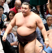 綱取りの霧島が３勝目　前日の敗戦引きずらず　琴栄峰を退ける