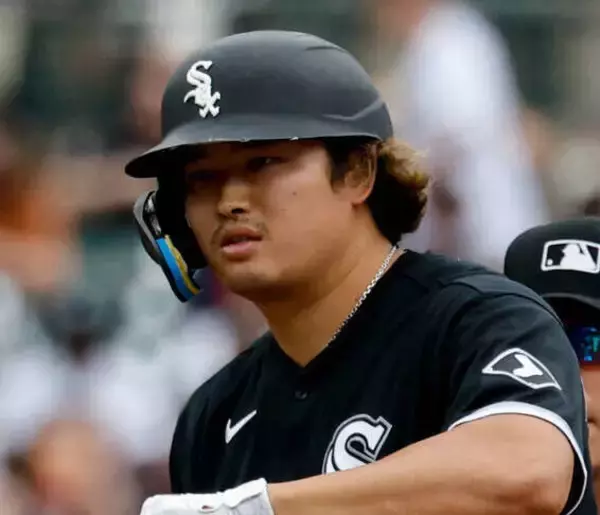 村上宗隆、５回の守備から途中出場…Ｃ・モンゴメリーが死球で負傷交代　９月不振で５戦ぶりベンチスタート　第１打席は新人王候補から二ゴロ