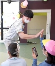 【阪神】畠世周が近大病院を訪問「どのくらい食べますか？」に「お米だったら頑張ると…」甲子園への招待誓う