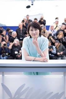 【カンヌ国際映画祭】松たか子がブルードレスでフォトコールに登場　演じた彫刻家は「孤独かもしれないけど、孤⽴はしていない」