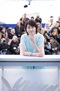 【カンヌ国際映画祭】松たか子がブルードレスでフォトコールに登場　演じた彫刻家は「孤独かもしれないけど、孤⽴はしていない」