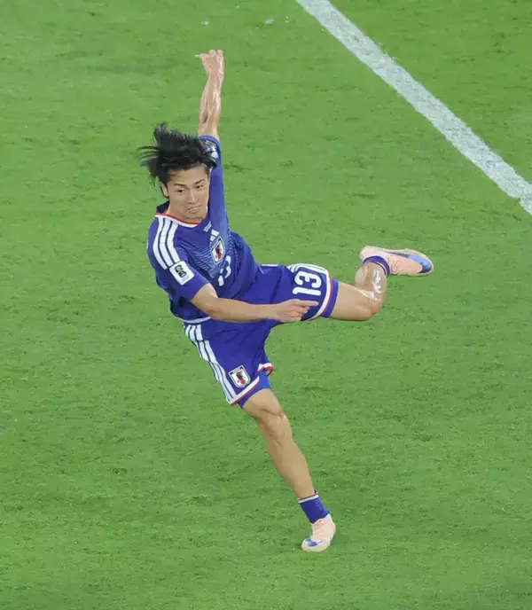 【Ｗ杯】中村敬斗ｖｓ主審　短いソックスを注意される→見ていない間に再び下げる　ふくらはぎ付近には大きな穴