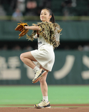 【巨人】橋本環奈がキングダムの軍師・河了貂衣装でワンバウンド始球式　客席にはバズーカでタオルもプレゼント