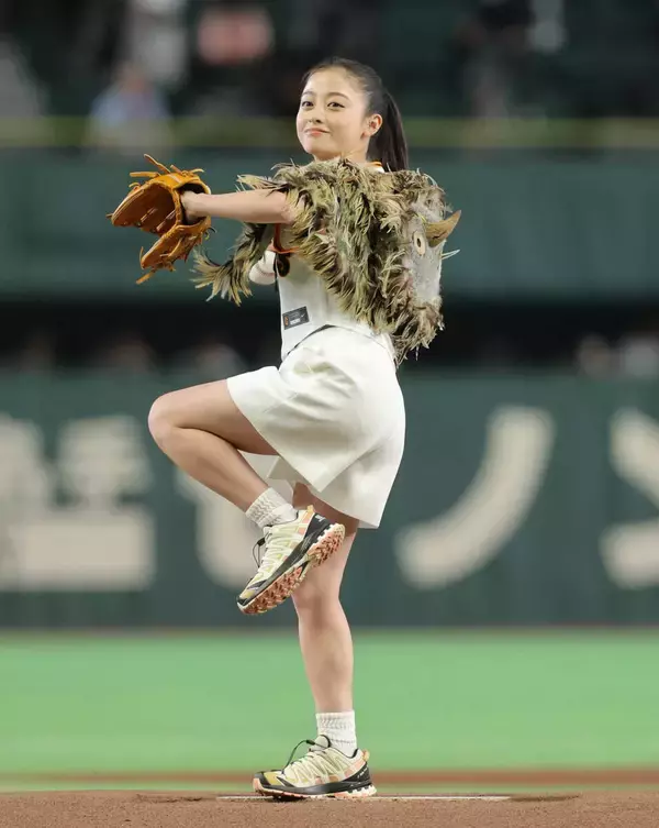 【巨人】橋本環奈、「キングダム」衣装でワンバン始球式「渋いです…」と不満顔も「成果としては１００点」