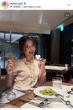 「「酔ってる？」ＴＢＳ浦野芽良アナ、グラス片手にお茶目な表情でポーズ！「かわいい」「綺麗やな〜」「一緒に飲みたいです」」の画像1