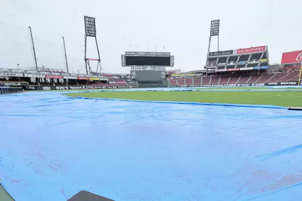 【巨人】広島は強い雨　グラウンドにシート　試合開始の前後に弱まる予報も気になる空模様…３連戦初戦