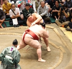 大の里が１敗で単独首位堅持　２５日にも１年ぶりの優勝決定　追う３敗は安青錦、藤ノ川ら３人に　熱海富士は大関昇進へ厳しい４敗目…１２日目まとめ
