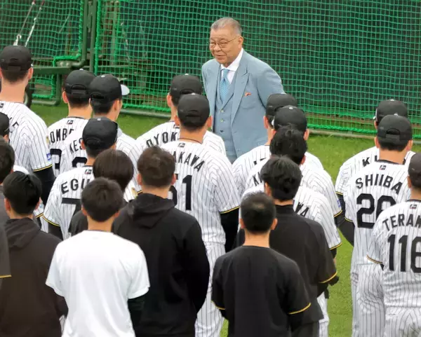 【阪神】掛布雅之ＯＢ会長が陣中見舞い「新たな歴史をつくってほしい」練習前に熱く激励