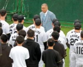 【阪神】掛布雅之ＯＢ会長が陣中見舞い「新たな歴史をつくってほしい」練習前に熱く激励