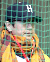 熱烈コイ党の谷原章介が新井監督の“厳しい愛”に期待　２年ぶりに宮崎・日南キャンプを訪問