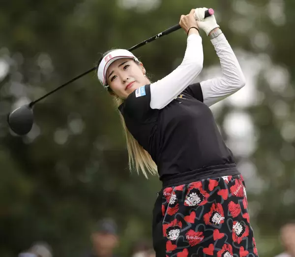 【女子ゴルフ】桑木志帆が単独首位に浮上…今季４勝目に王手　２差２位に佐久間朱莉、堀琴音ら５人