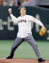 松井秀喜さん、５・３長嶋茂雄ＤＡＹで始球式　「野球人生最大の師」の功績たたえる特別試合盛り上げる