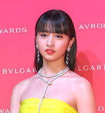 「Ｋｏｋｉ，真っ赤なニット姿披露　大きなフラワーブーケを手に美しい笑み…近影に「いいね！」殺到」の画像1