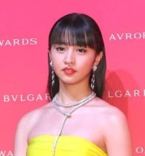 Ｋｏｋｉ，真っ赤なニット姿披露　大きなフラワーブーケを手に美しい笑み…近影に「いいね！」殺到