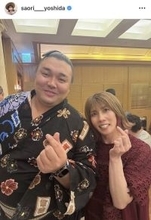 「強くて、優しくて、男らしい霧ちゃん」吉田沙保里さん、大関復帰の霧島と“指ハート”…祝賀会に出席