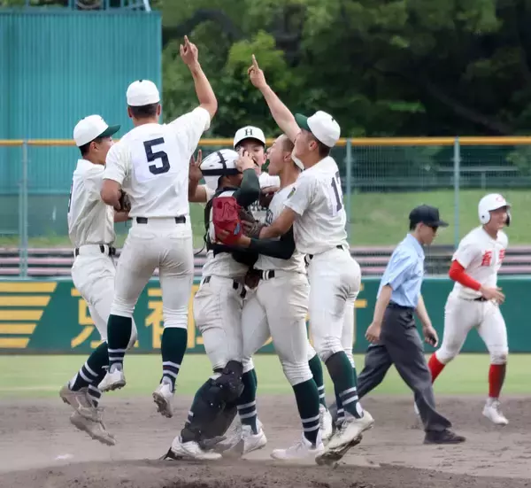 【高校野球】報徳学園が１６年ぶり春の近畿王者、智弁和歌山を下す　山田瑛太主将が満塁弾