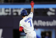 岡本和真は決戦投票進出祝いの１８号２ラン　今井達也、快投６回無失点１０Ｋで５勝目！背面好捕も披露 　吉田正尚は逆転呼び込む執念四球【２６日ＭＬＢまとめ】