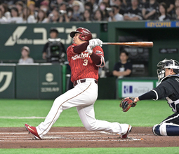 【楽天】 マッカスカーが侮辱行為退場→浅村栄斗が３ラン　異様ムードで４点先制　２回には２者連続アーチ