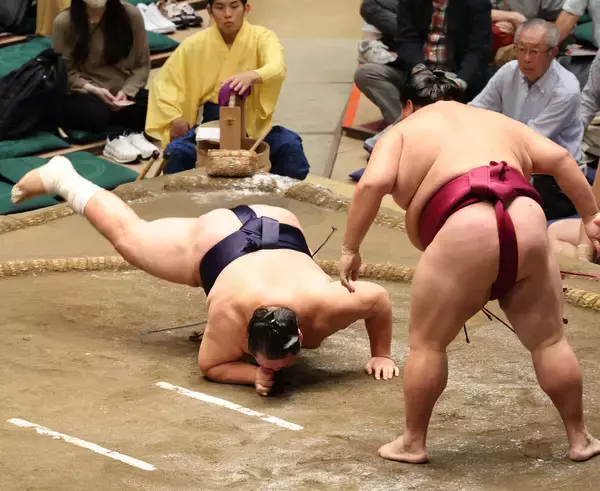 十両の友風が２場所連続の負け越し　御嶽海の引き落としに８敗目