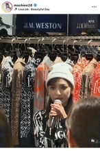 望月理恵アナ、ニット帽×ミニ丈ゴルフウェア姿でトークショー参加「ヤバすぎ可愛すぎ」「似合う～」