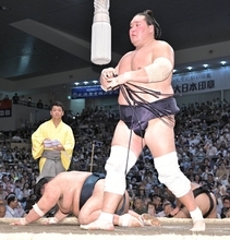 首位の照ノ富士が１敗堅持　追う３敗の隆の勝、美ノ海はともに勝利、優勝決定は１４日目以降に…貴景勝は大関陥落