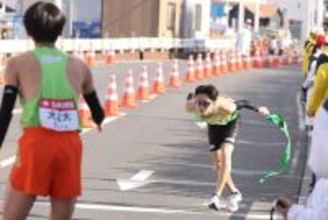 【箱根駅伝】中継所手前で転倒…大東大３区・菅崎大翔は脱水か低血糖「また駅伝でチームに迷惑をかけてしまった」トヨタ経由で箱根出場の異色ルーキー
