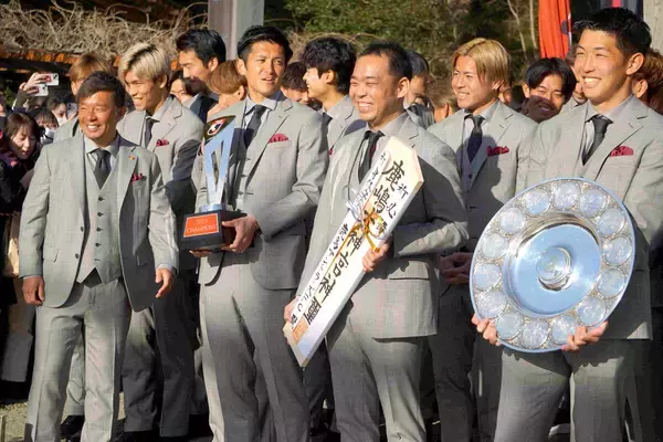 鹿島Ｖパレード大盛況　沿道に約４０００人…鬼木達監督「優勝を本気で目指して戦います」　次の照準は「百年構想Ｌ」王者