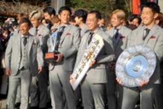 鹿島Ｖパレード大盛況…鬼木達監督「優勝を本気で目指して戦います」次なるタイトル「百年構想Ｌ」王者に照準