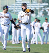 【巨人】坂本勇人が今キャンプ初のユニホームで練習　阿部監督が仕上がり絶賛の２０年目