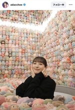 昨年大流行のキャラクターに囲まれる足立梨花「もう可愛い　好き」「とても良い笑顔です　美しい」