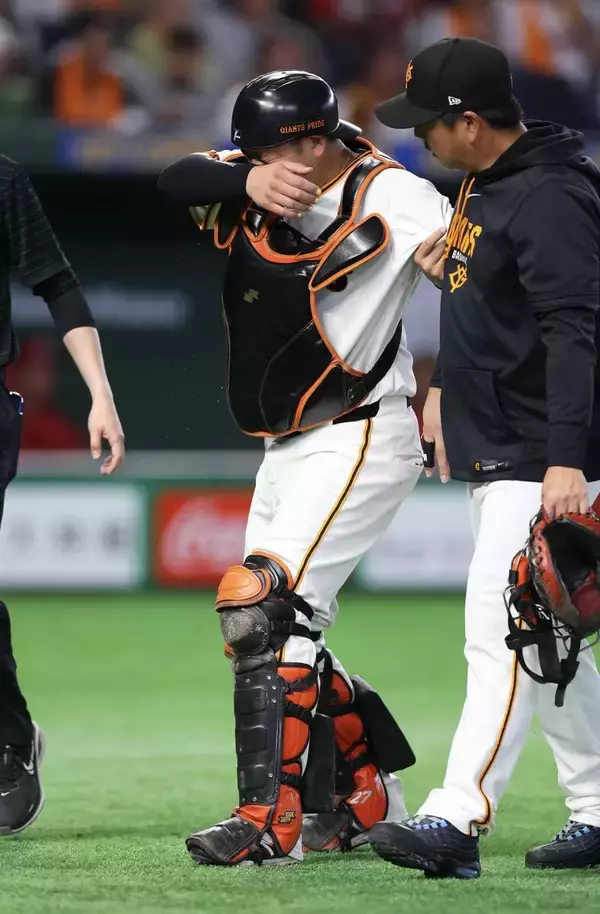 【巨人】負傷交代の岸田行倫について橋上監督代行「ちょっとお皿の上だったので」「明日からの出場は難しいかもしれない」…４回右膝にファウルチップ直撃
