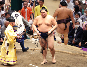 大の里　霧島に敗れる波乱、単独トップ守るも２敗に後退　優勝争いは一転、混戦に