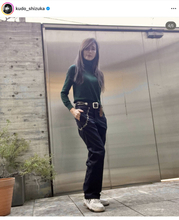 工藤静香、ハイネック×黒チノパンコーデで愛犬との２ショ披露！「どタイプ」「静香さんが着るから素敵」