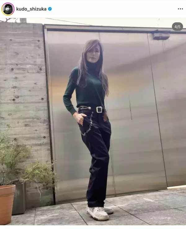 工藤静香、ハイネック×黒チノパンコーデで愛犬との２ショ披露！「どタイプ」「静香さんが着るから素敵」