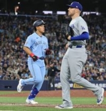 岡本和真、満塁で三ゴロ　好機で凡退続く　投手・大谷翔平との初対決は３打数無安打　