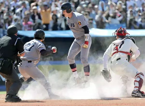 【大学野球】天覧試合の早慶戦　慶大が“２ラン一ゴロ”で２点勝ち越し　二塁走者・丸田湊斗が俊足で魅せた