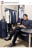 「鈴木亮平のスーツ姿にドキドキ！「信じられないくらいかっこいい」「膝の上に座りたい」「笑顔が映えること」と称賛の声」の画像1
