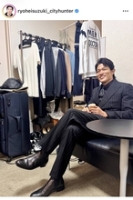 鈴木亮平のスーツ姿にドキドキ！「信じられないくらいかっこいい」「膝の上に座りたい」「笑顔が映えること」と称賛の声