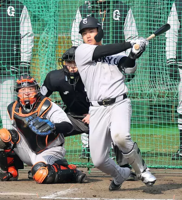 巨人・石塚裕惺、視察に訪れた山口オーナーから「今年期待の一人です」…バレーボール使って守備もバッチリ