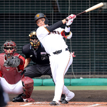 巨人・坂本勇人が試合前に日本球界復帰の同世代投手と再会グータッチ　「積極的に」初球を今季オープン戦初安打
