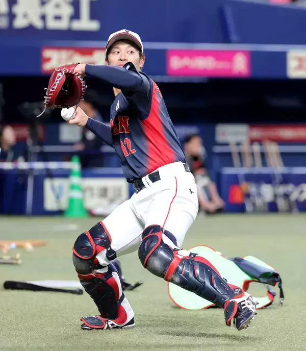 侍ジャパン・坂本誠志郎のスパイクは２０２５年から着用の「軽量金具歯スパイク」…アシックス社が発表