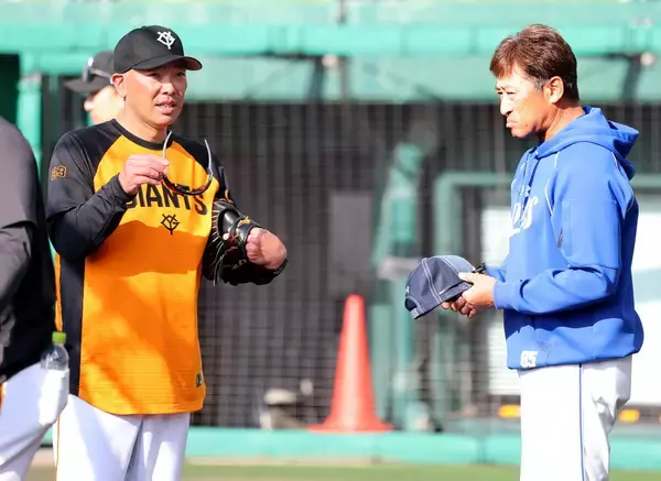 【巨人】試合前に日韓交流　阿部監督がサムスン選手の打撃の質問に答える　過去に一緒に自主トレ