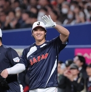 大谷翔平ら登場で新大阪駅一時騒然　２００人以上が殺到　警察も出動し「押さないでください」と連呼