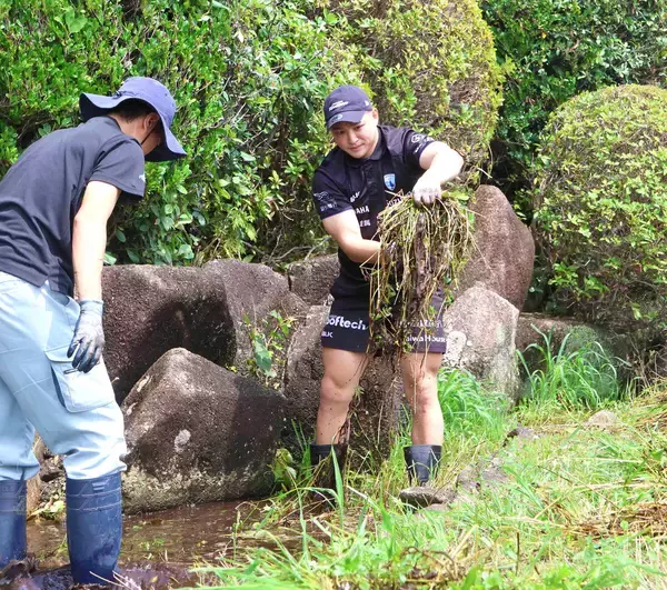 【ラグビー】静岡ブルーレヴズの岡崎颯馬が磐田市・今ノ浦川で清掃活動