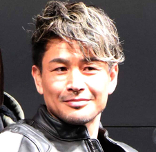 「気分はターザン！」魔裟斗、イケメン長男と圧巻の肉体美ショット「最強のパパ」「せがれさんの筋肉もすごい」「素晴らしい親子」