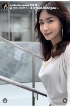 長谷川京子、胸元大胆な光沢感たっぷりトップス姿を披露！「胸元のデザインが綺麗」「美しいです」など絶賛の声