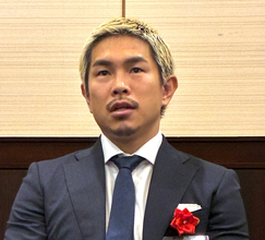 【ボクシング】井岡一翔、現役続行を正式表明「諦めずに戦い続けた人間が最後に勝つ」大みそかに再起戦　５階級制覇は「ラストチャンス」