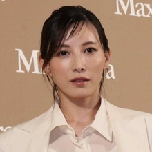 加藤あい「４３歳」現在の姿に「衝撃」「反則レベル」生足あらわミニ私服も「可愛さ爆発」「ウルトラ綺麗」